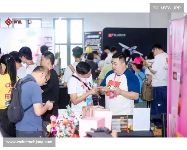 耐克与乐高联合打造回收鞋材活力运动场推动环保与创意融合 耐克与乐高联合打造回收鞋材活力运动场推动环保与创意融合